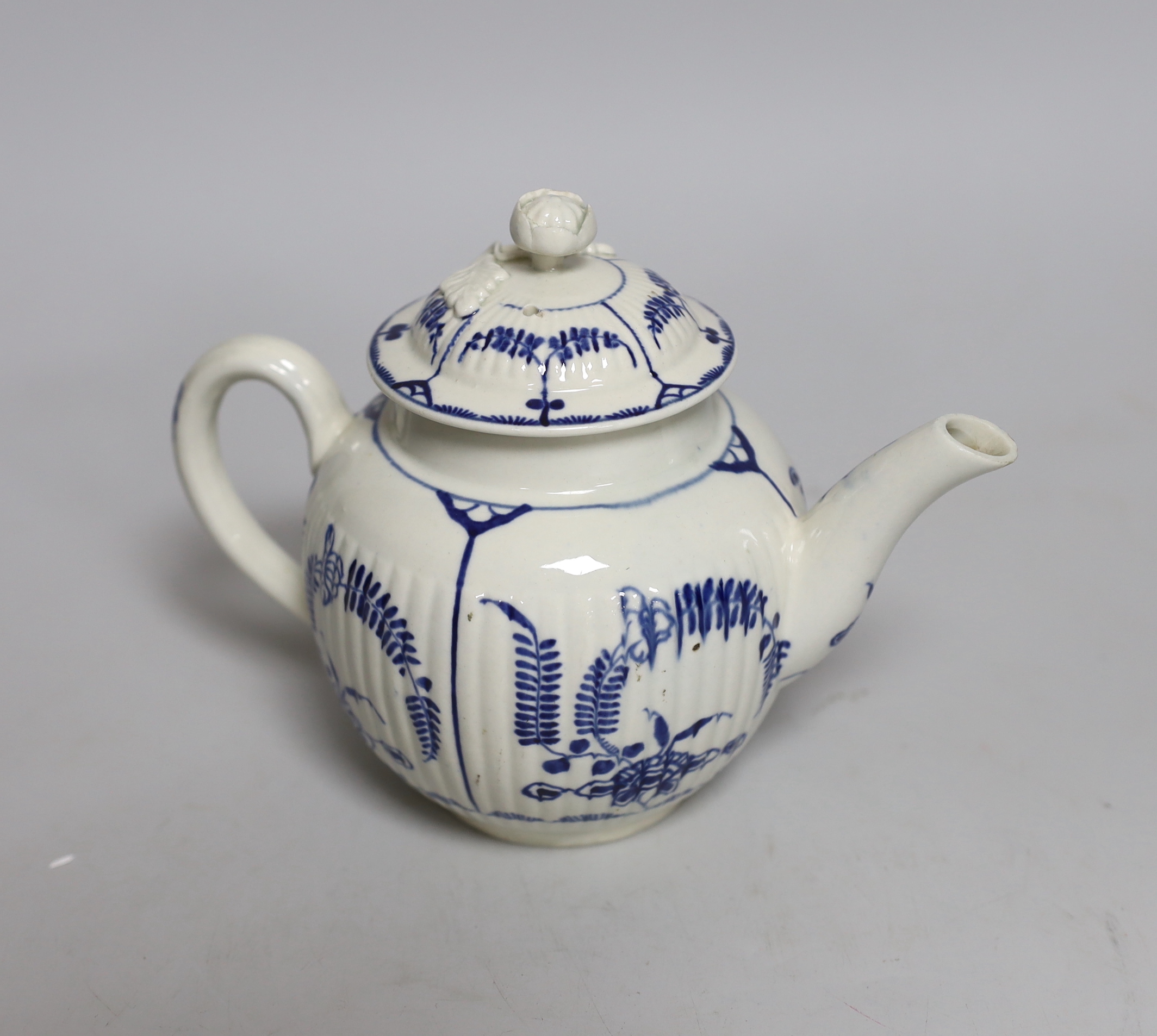 A Worcester Immortelle pattern ribbed teapot and cover, c.1770, 14cm high